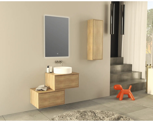 Badezimmer mit Waschtischunterschrank, Aufsatzwaschbecken, Spiegel und Hängeschrank in hellem Holzdesign