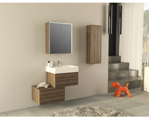 Salle de bains moderne avec lavabo, armoire de toilette et armoire haute aspect bois