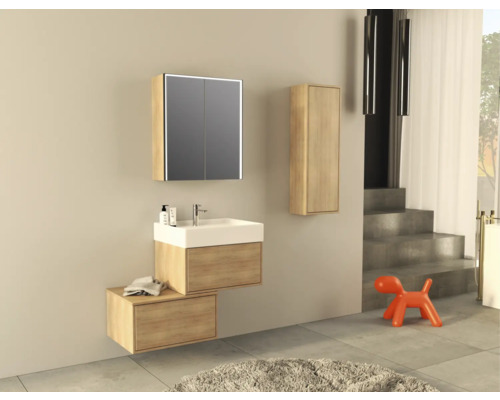Modernes Badezimmer mit Waschtischunterschrank, Spiegelschrank, Hängeschrank und orangefarbener Dekofigur.
