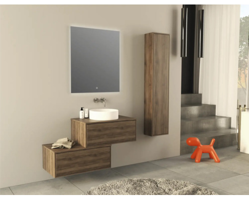 Salle de bains moderne avec meuble-lavabo, miroir, armoire haute et décoration