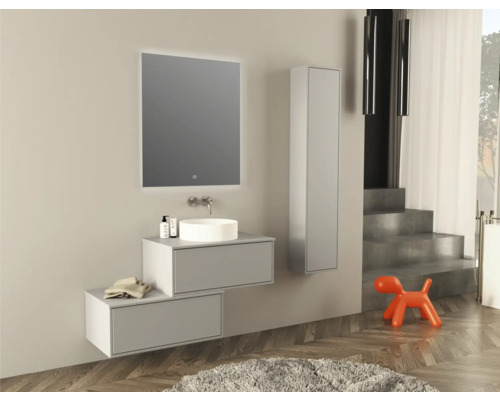 Salle de bain moderne avec lavabo, miroir, meuble sous-vasque et armoire haute.