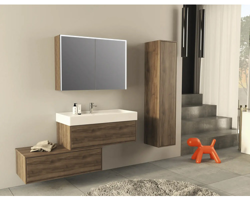 Salle de bains moderne avec meuble-lavabo, armoire de toilette à miroir et armoire haute aspect bois.