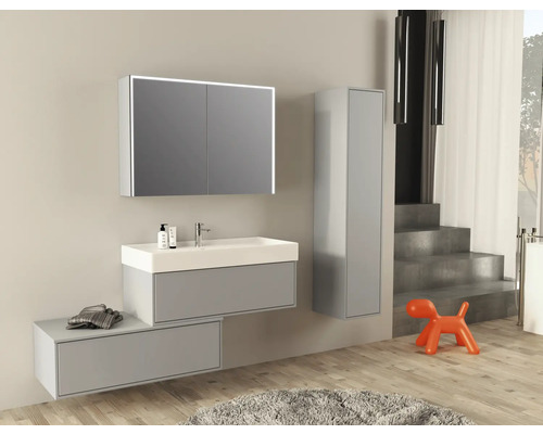 Salle de bains moderne avec lavabo, armoire de toilette, armoire haute et figurine décorative orange