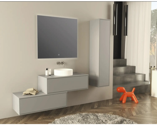 Salle de bain moderne avec lavabo, miroir, meuble sous-vasque et armoire haute