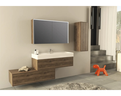 Salle de bains avec lavabo, armoire de toilette, armoire suspendue et figurine décorative orange