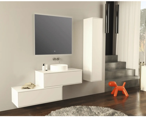 Badezimmer mit Waschbecken, Unterschrank, Spiegelschrank und Hochschrank in Weiss