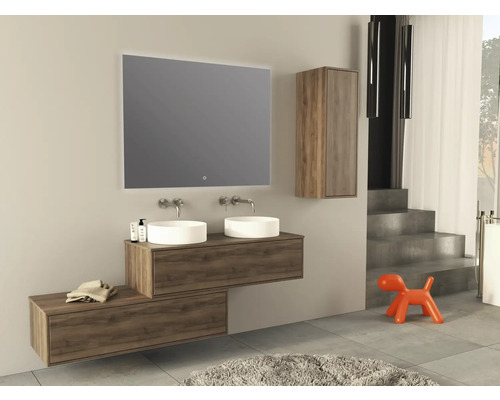 Badezimmer mit Waschtischunterschrank, zwei Aufsatzwaschbecken, Spiegelschrank und Hochschrank