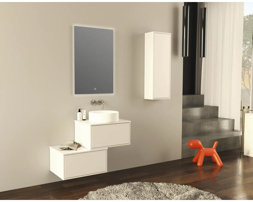 Modernes Badezimmer mit Waschbecken, Spiegel und Stauraum