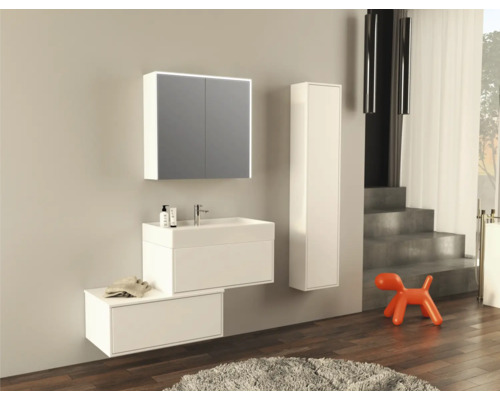 Ensemble de salle de bains moderne avec lavabo, armoire de toilette et armoire haute