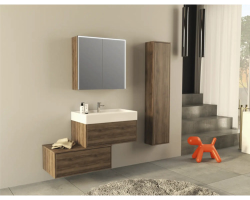 Salle de bains avec meuble sous-lavabo, armoire de toilette et armoire haute aspect bois