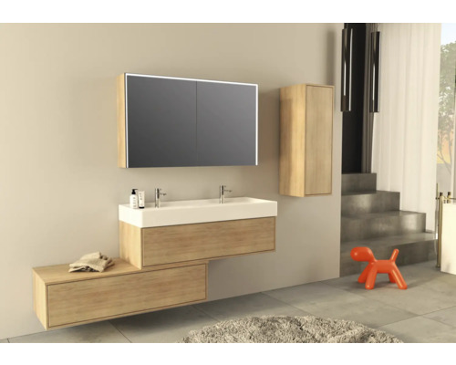 Badezimmer mit Waschtisch, Spiegelschrank und Hochschrank in Holzoptik