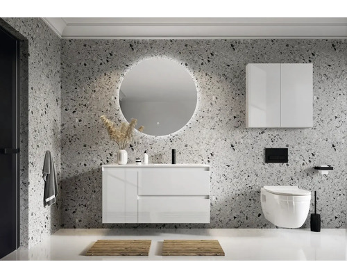 Salle de bain moderne avec meuble-lavabo, miroir, armoire suspendue et WC devant un mur à motifs.