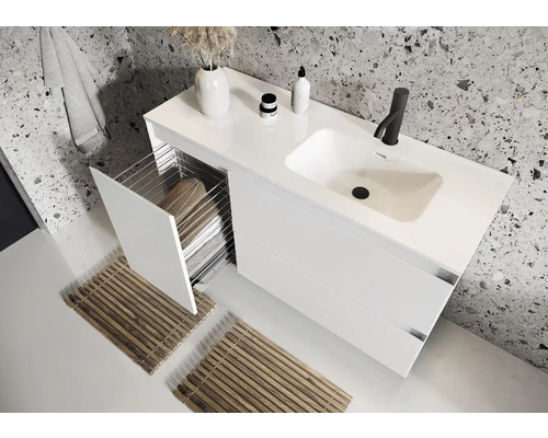 Modernes Badezimmer mit Waschbeckenunterschrank, Handtüchern und Badematten