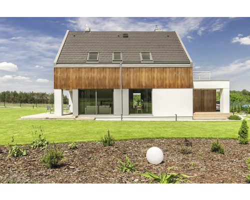 Vue d''une maison moderne avec jardin et pelouse