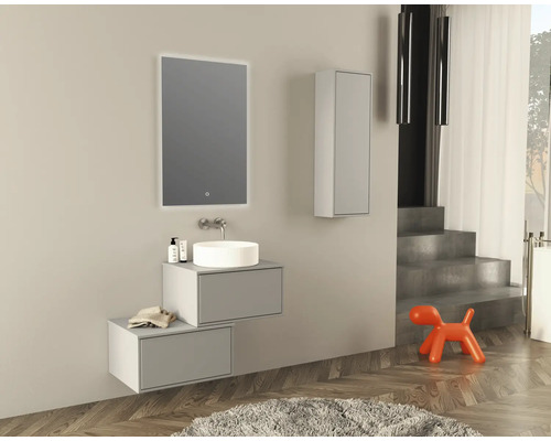 Salle de bain moderne avec miroir, lavabo, meuble sous-lavabo et armoire haute.