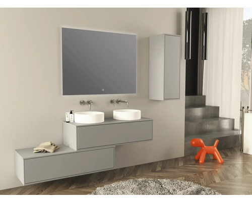 Salle de bain moderne avec double vasque, miroir, armoire suspendue et décoration