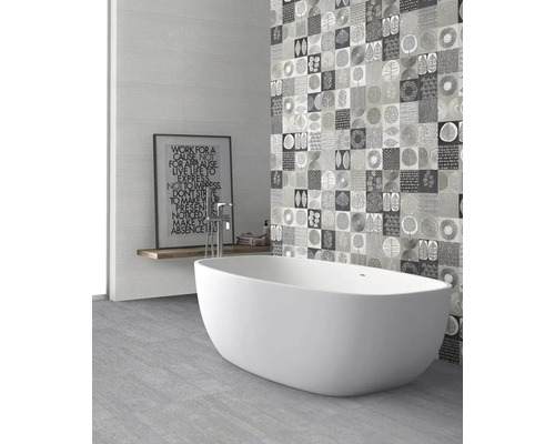 Salle de bains avec baignoire îlot et carrelage mural à motifs graphiques