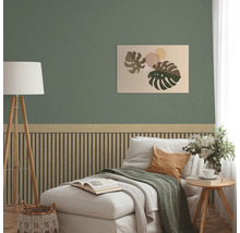 Wohnzimmer mit grüner Wand, Wandpaneelen und einem Bild mit Blättern