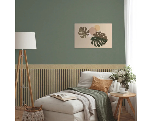 Wohnzimmer mit grüner Wand, Wandpaneelen und einem Bild mit Blättern