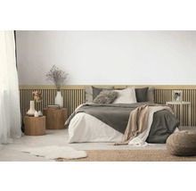 Schlafzimmer mit Bett, Nachttischen, Dekoration und Wandpaneelen