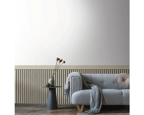 Helles Wohnzimmer mit Sofa, Beistelltisch und Wandpaneelen