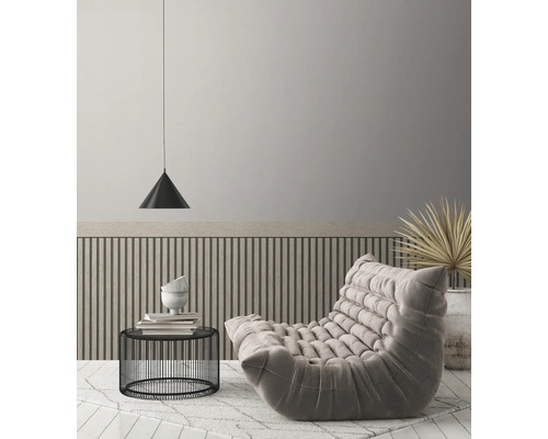 Wohnzimmer mit Sessel, Beistelltisch, Pendelleuchte und Wandpaneelen