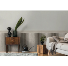 Wohnzimmer mit Wandpaneelen, Kommode und Sofa für eine stilvolle Inneneinrichtung.