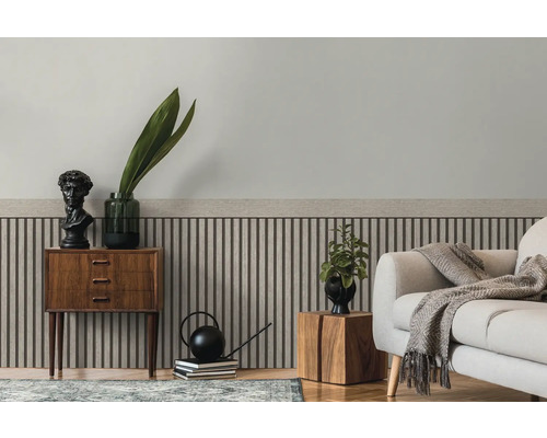 Wohnzimmer mit Wandpaneelen, Kommode und Sofa für eine stilvolle Inneneinrichtung.