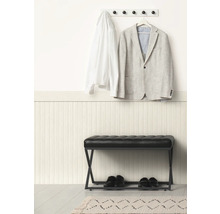 Flur mit Garderobenbank, Jacke und Hemd an einer Garderobe mit Haken