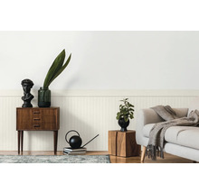 Wohnzimmer mit Kommode, Pflanze, Dekoration und Sofa
