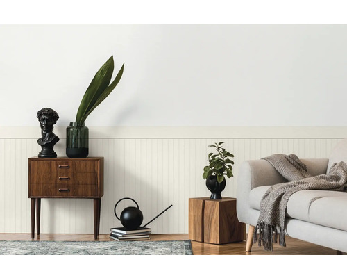 Wohnzimmer mit Kommode, Pflanze, Dekoration und Sofa