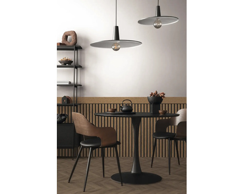 Esszimmer mit Esstisch, Stühlen und Hängeleuchten für eine gemütliche Atmosphäre