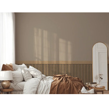 Schlafzimmer mit Bett, Lamellenwand und Spiegel