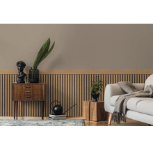 Wohnzimmer mit Holzvertäfelung, Kommode und Sofa für eine gemütliche Atmosphäre