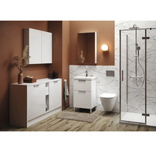 Modernes Badezimmer mit weißen Möbeln, Dusche und Toilette.