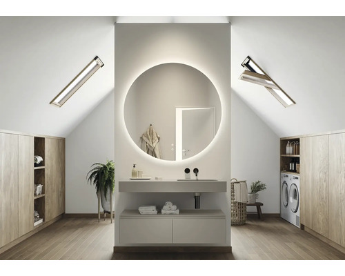 Badezimmer im Dachgeschoss mit rundem Spiegel, Waschtisch, Dachfenstern und Einbauschränken