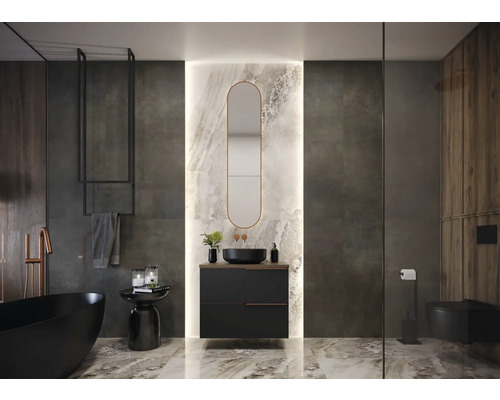 Helles Badezimmer mit Waschbeckenunterschrank, Spiegel, Badewanne und Toilette