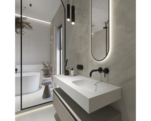 Modernes Badezimmer mit freistehender Badewanne, Waschtisch und Spiegel