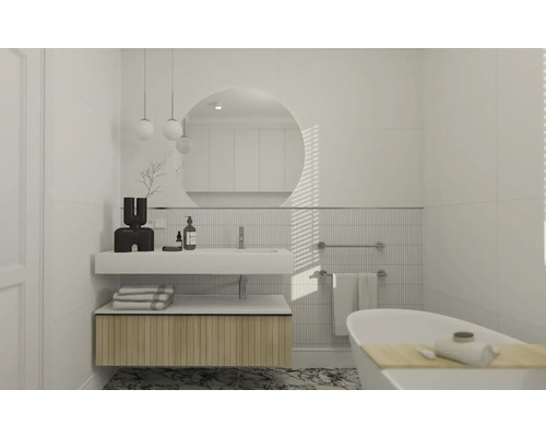 Helles Badezimmer mit Waschtisch, rundem Spiegel, Badewanne und Marmorboden