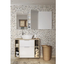 Badezimmer mit Waschtisch, Aufsatzwaschbecken, Spiegelschrank und Wäschekorb