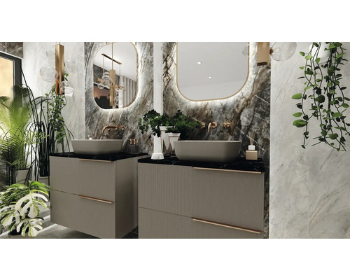 Modernes Badezimmerdesign mit zwei Waschtischen, Spiegeln und Pflanzen