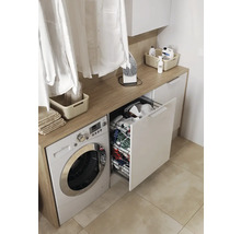 Heller Waschraum mit Waschmaschine, Auszug für Wäsche und Bügelbrett