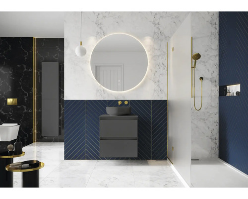 Modernes Badezimmer mit Waschtisch, Spiegel und Dusche