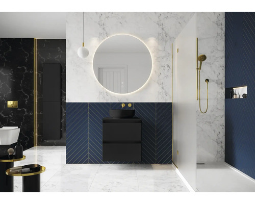 Salle de bains moderne avec meuble-lavabo, miroir avec éclairage et douche.