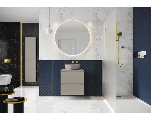 Modernes Badezimmer mit Waschtisch, Spiegel mit Beleuchtung, Dusche und Marmorwand