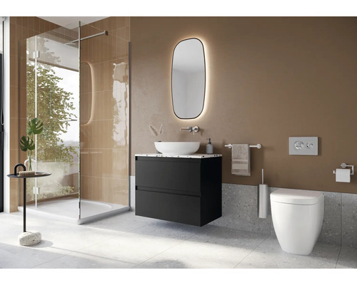 Badezimmer mit Dusche, Waschtisch mit Spiegel und Toilette