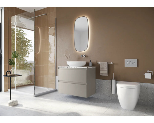 Modernes Badezimmer mit Dusche, Waschtisch, Spiegel und Toilette