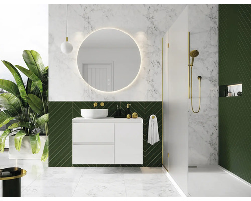 Modernes Badezimmer mit Waschtisch, Spiegel, Dusche und grünen Akzenten