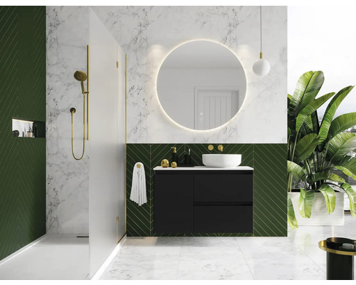 Salle de bain avec douche, meuble-lavabo, miroir et carreaux muraux verts
