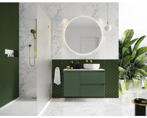 Salle de bains avec douche, meuble-lavabo, miroir et accents verts
